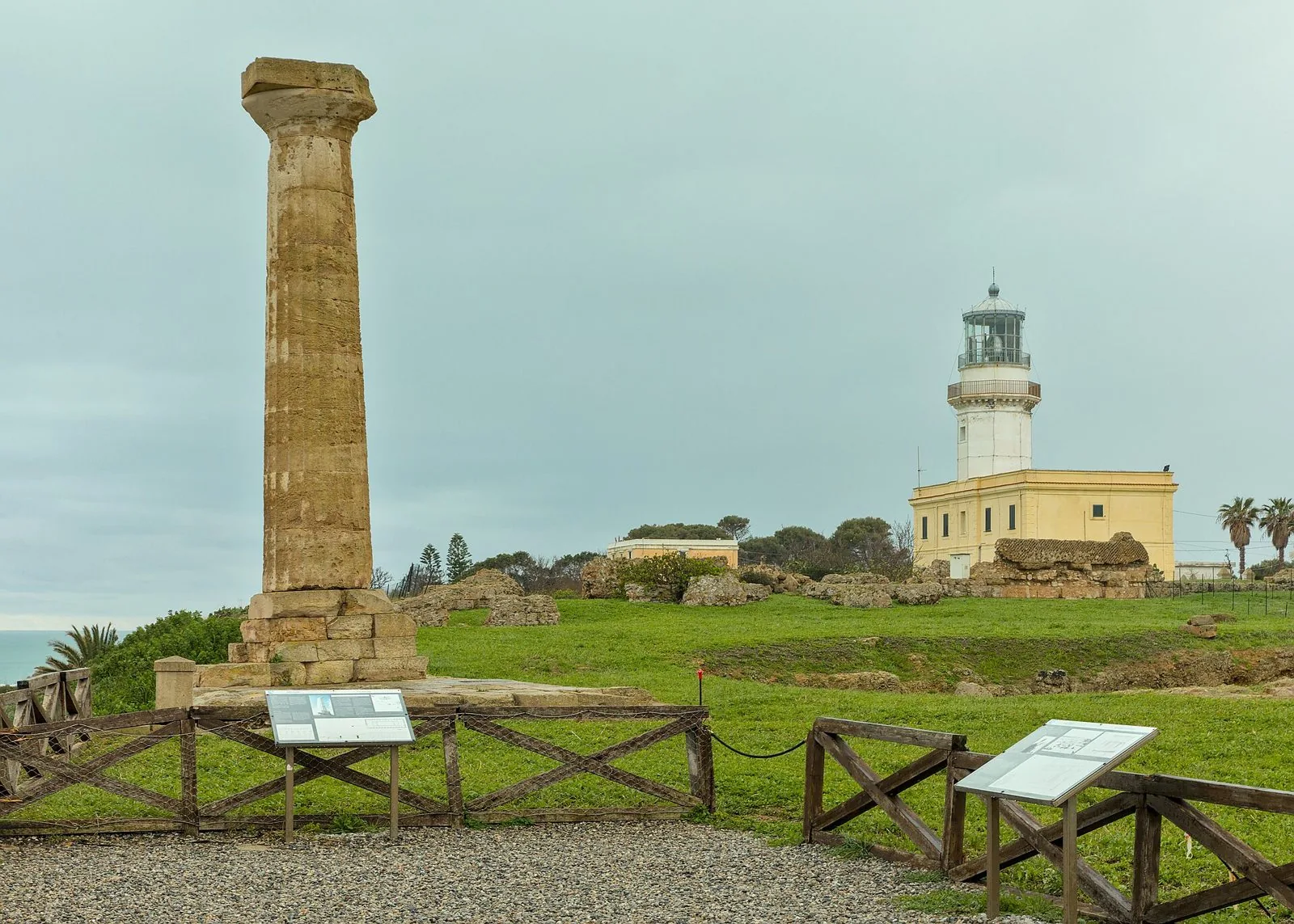 La colonna dorica del santuario di Hera Lacinia e il faro di Capo Colonna