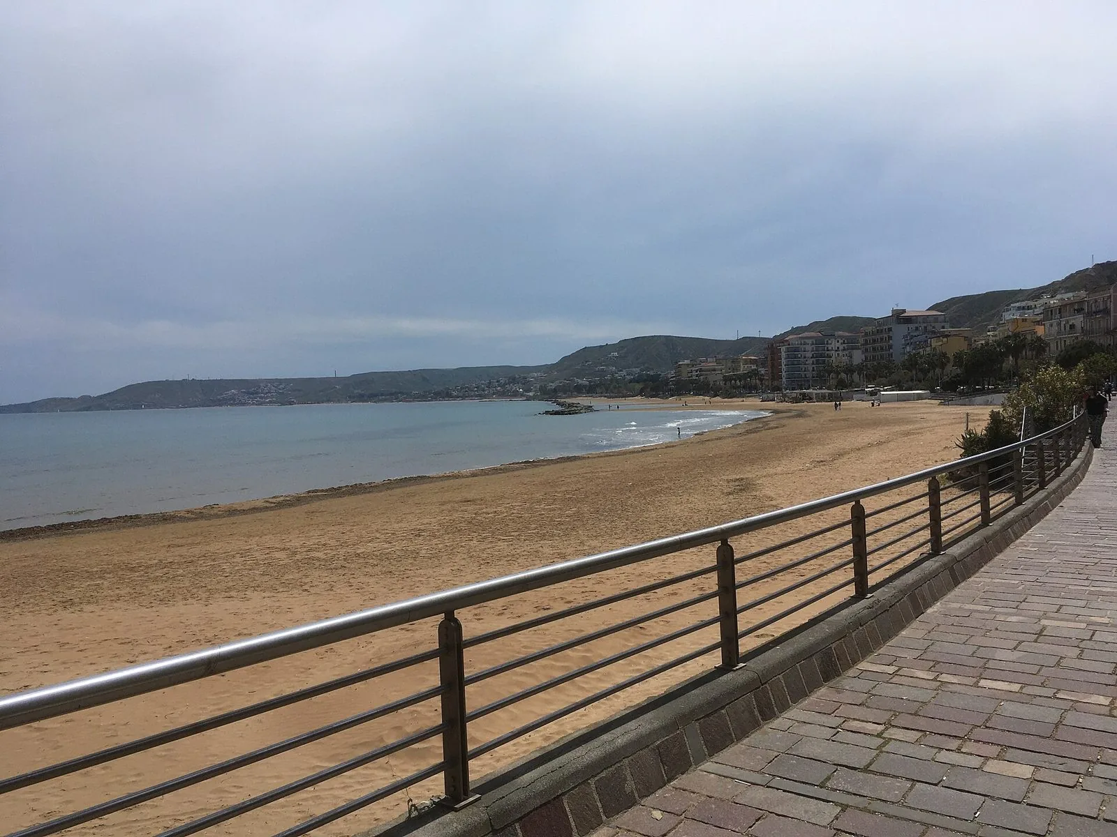La spiaggia e il lungomare di Crotone
