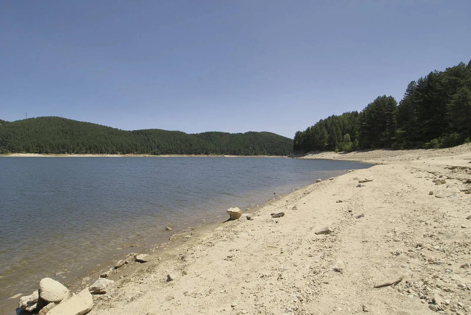 La riva del Lago Ampollino, in Sila