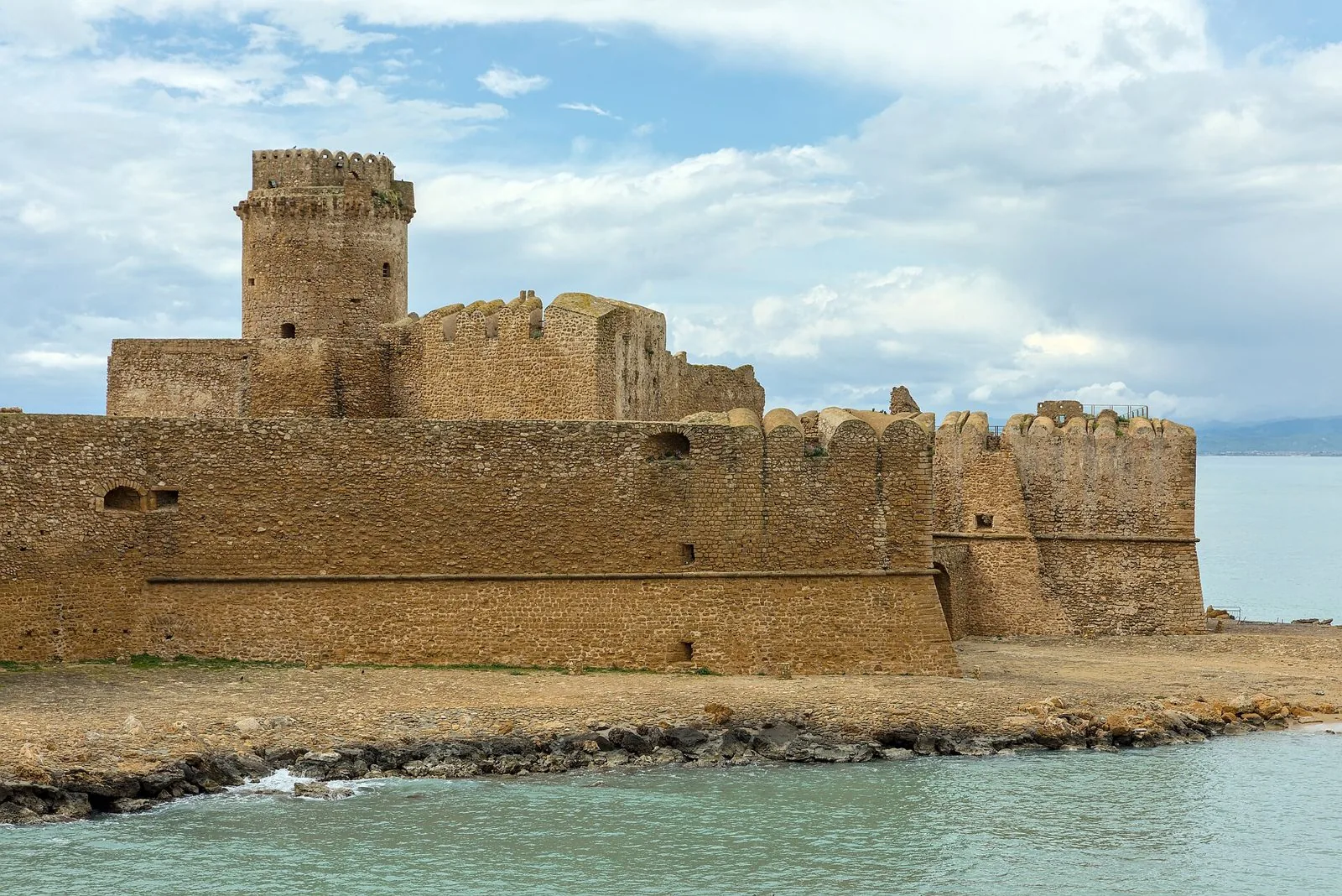 La fortezza aragonese di Le Castella sul mare