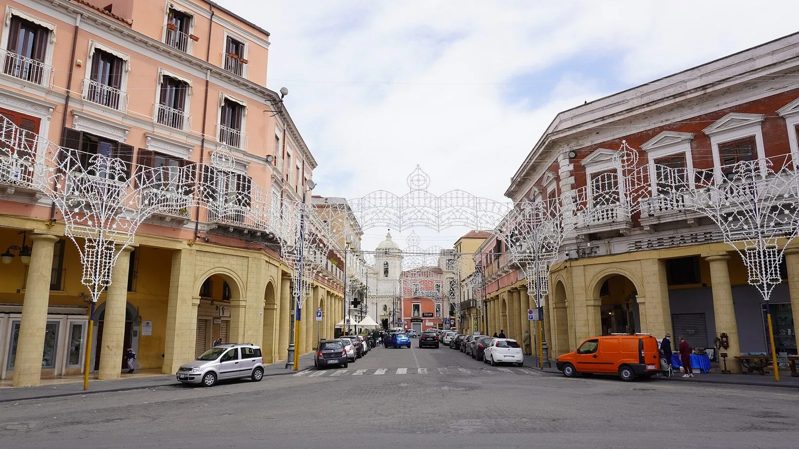 Piazza Pitagora a Crotone con le luminarie