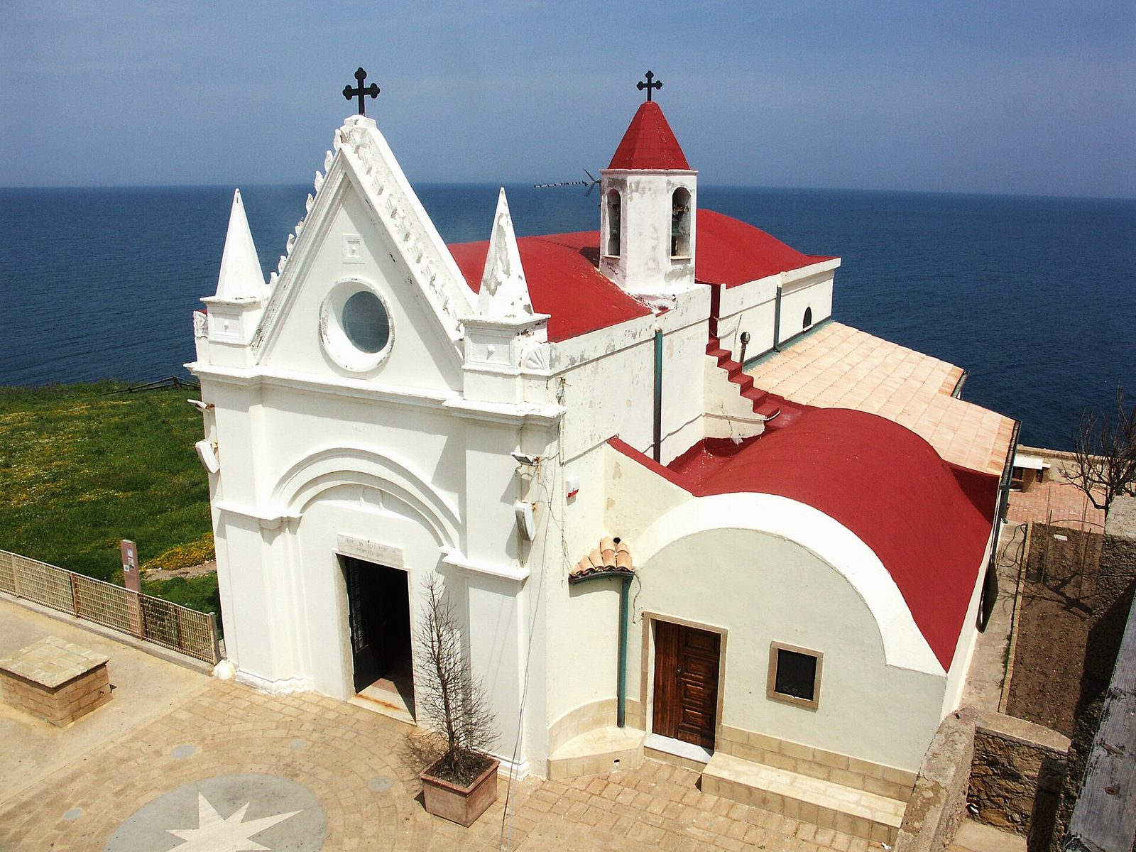 Il santuario della Madonna di Capo Colonna sul promontorio